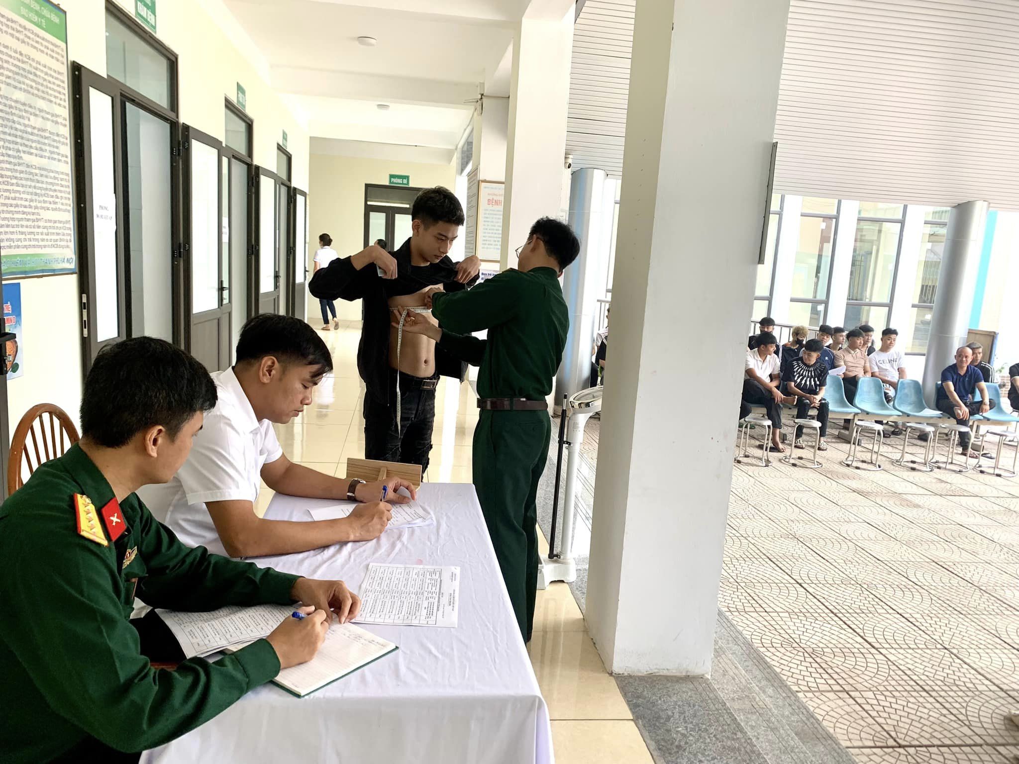 Hội đồng nghĩa vụ quân sự xã Sơn Đà tổ chức khám sơ tuyển sức khỏe thực hiện Nghĩa vụ quân sự năm 2024